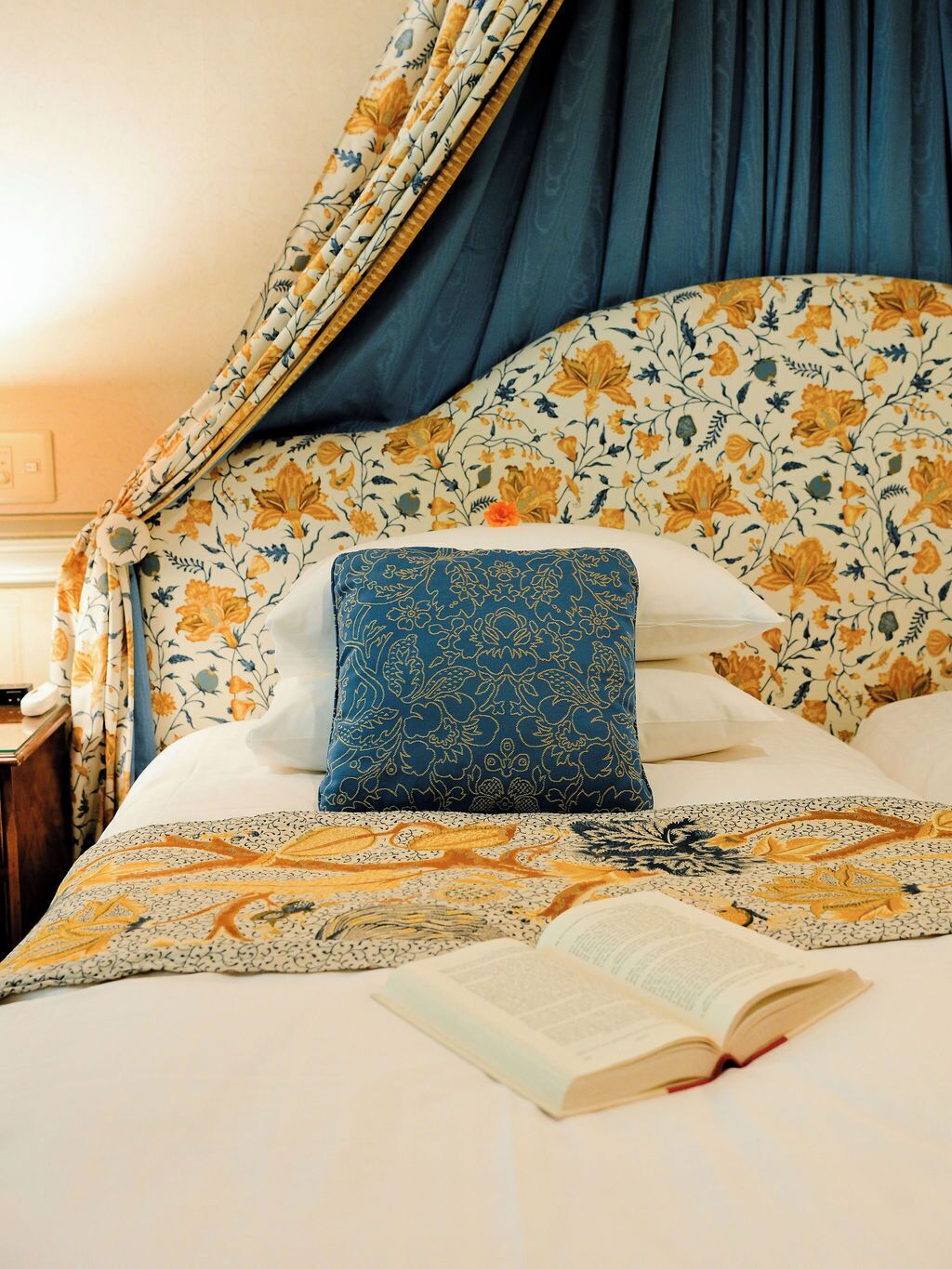 Kamar Twin Deluks (East, with Jacuzzi) | Selimut bulu angsa, minibar, meja kerja, dan setrika/meja setrika