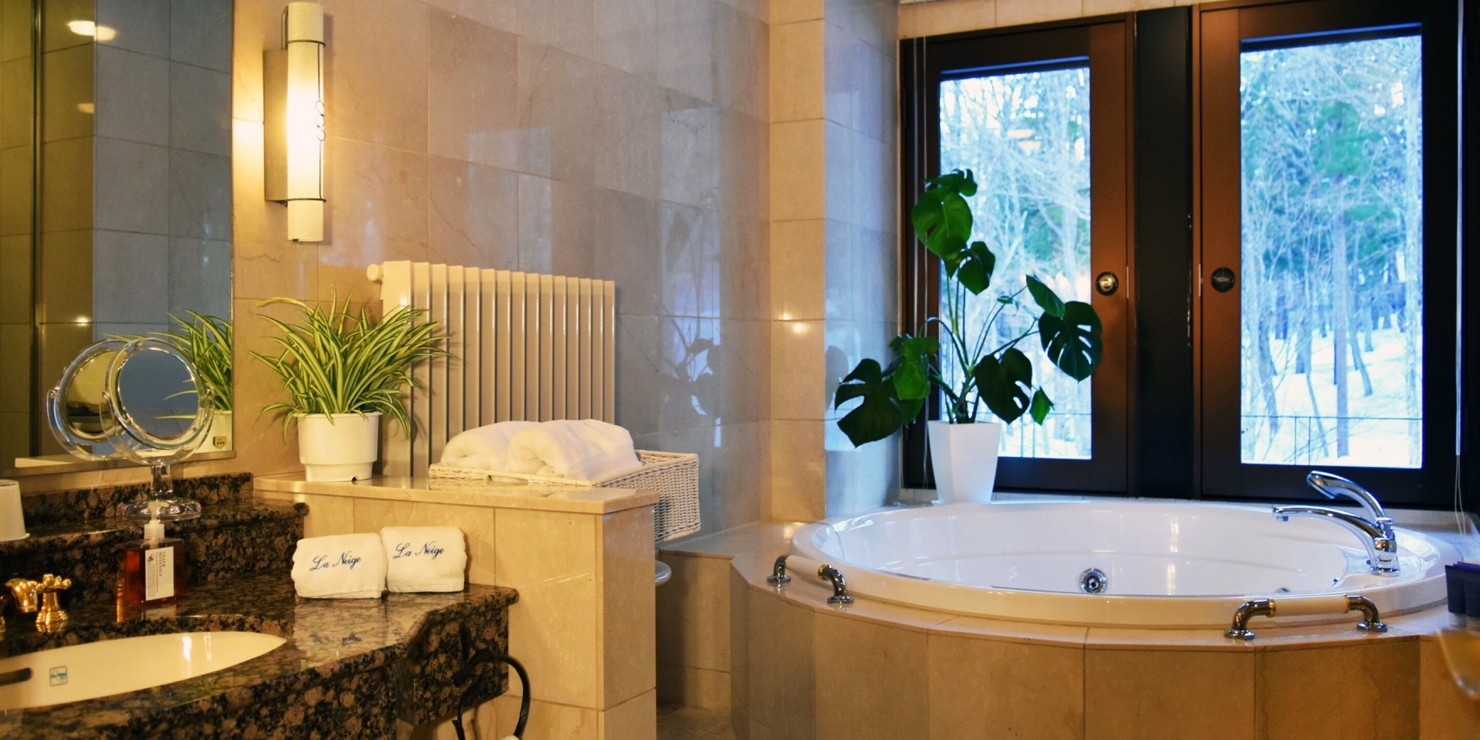 [east] corner deluxe twin room with jacuzzi, non smoking | bathroom | free toiletries, hair dryer, bathrobes, slippers