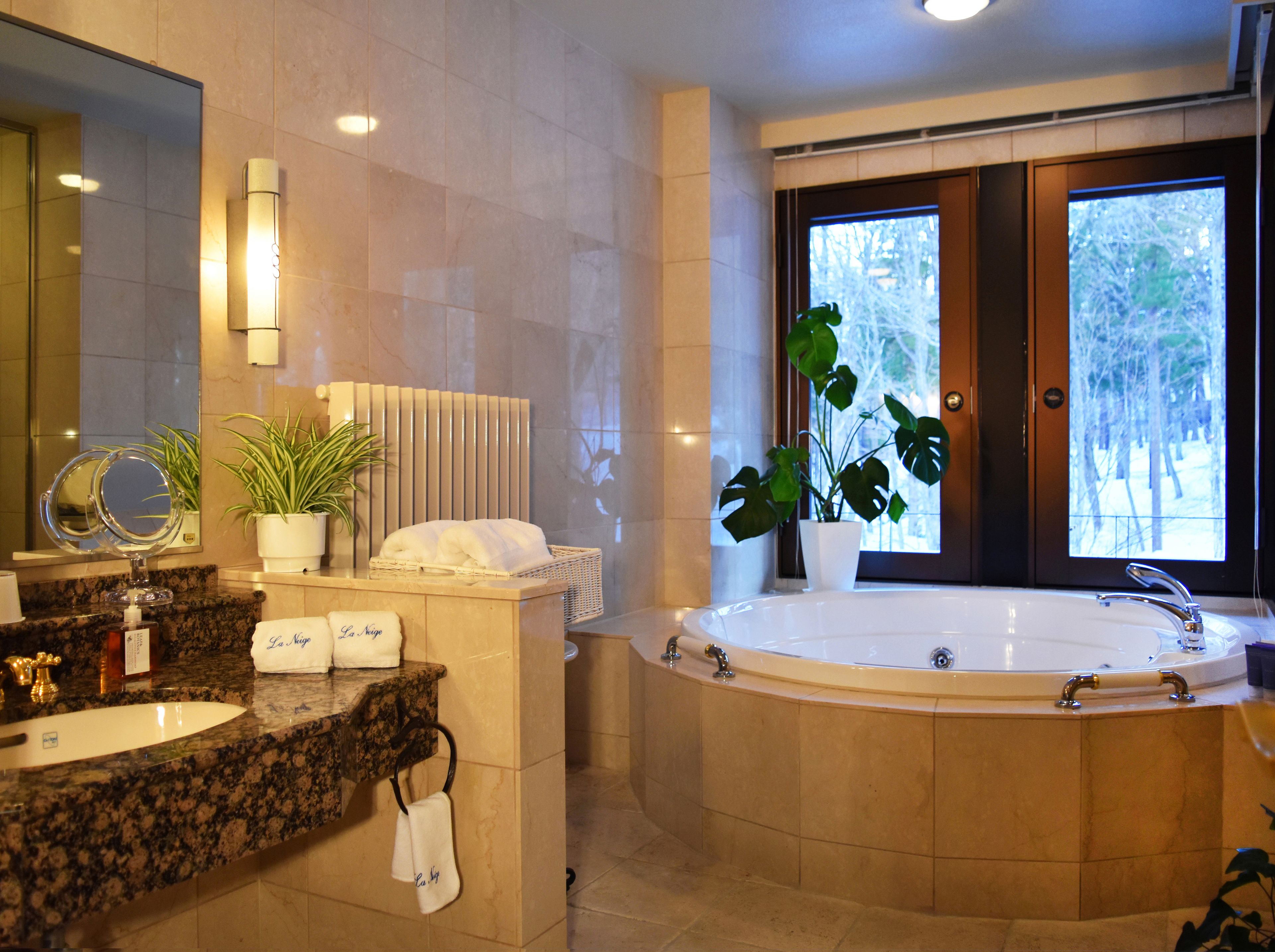 deluxe room, non smoking, corner | jetted bathtub