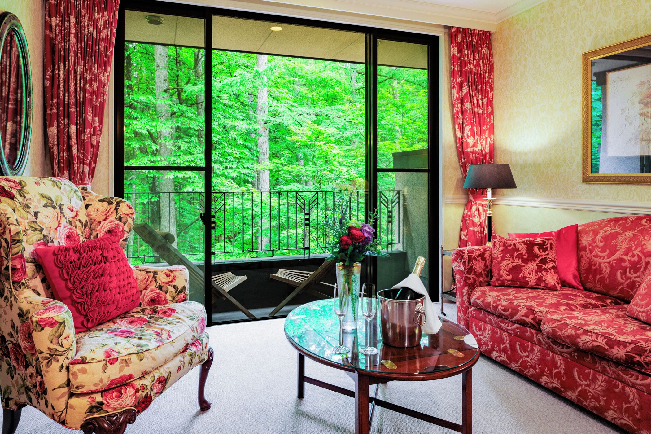 羽绒被、迷你吧、办公桌、熨斗/熨板