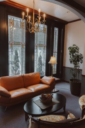 Coin salon dans le hall