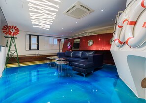 Suite – royal | Oppholdsområde | En 46-tommers LCD-TV med kabel-kanaler samt TV