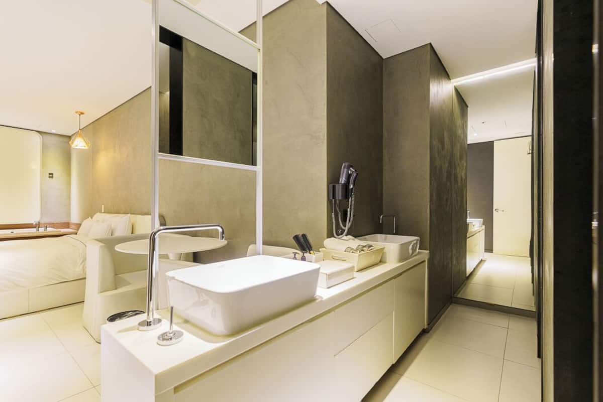 Individually decorated, individually furnished, desk, soundproofing