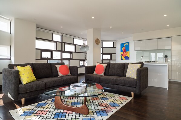 Cobertura, 3 quartos (Three Bedroom Penthouse) | Escrivaninha, ferros/tábuas de passar roupa