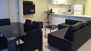Leilighet, 3 soverom, kjøkken | Safe på rommet, skrivebord, lydisolert og strykejern/-brett