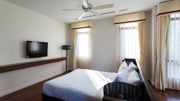 4 bedrooms, desk, blackout curtains, iron/ironing board