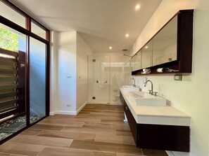 Villa, 4 Schlafzimmer | Badezimmerausstattung | Badewanne und Dusche (separat), Regendusche, kostenlose Toilettenartikel