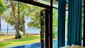 Habitació amb vista a una piscina i una platja.