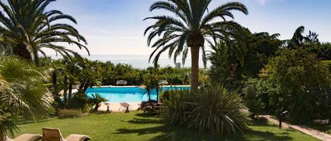 Piscine extérieure, piscine sur le toit, parasols de plage