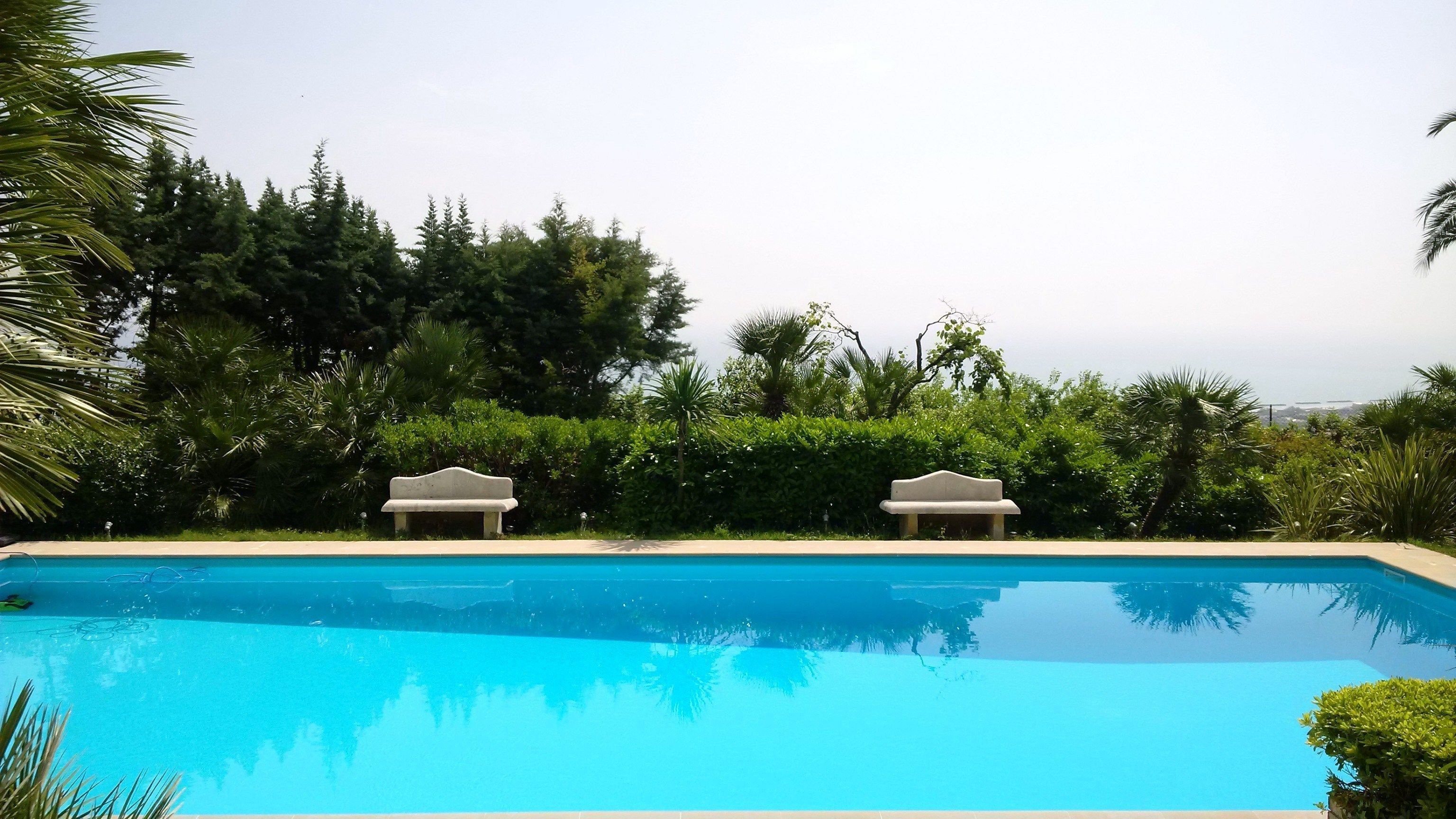 Außenpool, Pool auf dem Dach, Sonnenschirme, Liegestühle