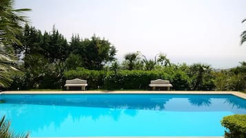 Außenpool, Pool auf dem Dach, Sonnenschirme, Liegestühle