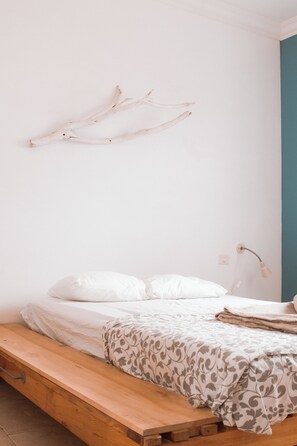 Deluxe eenpersoonskamer, Meerdere bedden | Een bureau, verduisterende gordijnen, een strijkplank/strijkijzer