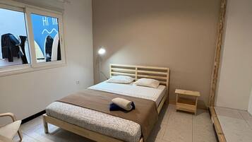 Classic dubbelrum för 1 person - 1 queensize-sÀng - uteplats - utsikt mot innergÄrden | 1 sovrum, skrivbord, mörklÀggningsgardiner och strykjÀrn/strykbrÀda