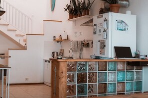 Een koelkast, een microgolfoven