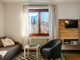 Apartment, 1 Bedroom (Oskar) | Living room | Flat-screen TV