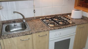 Departamento, 2 habitaciones | Cocina privada | Refrigerador, microondas, horno y parrilla de estufa