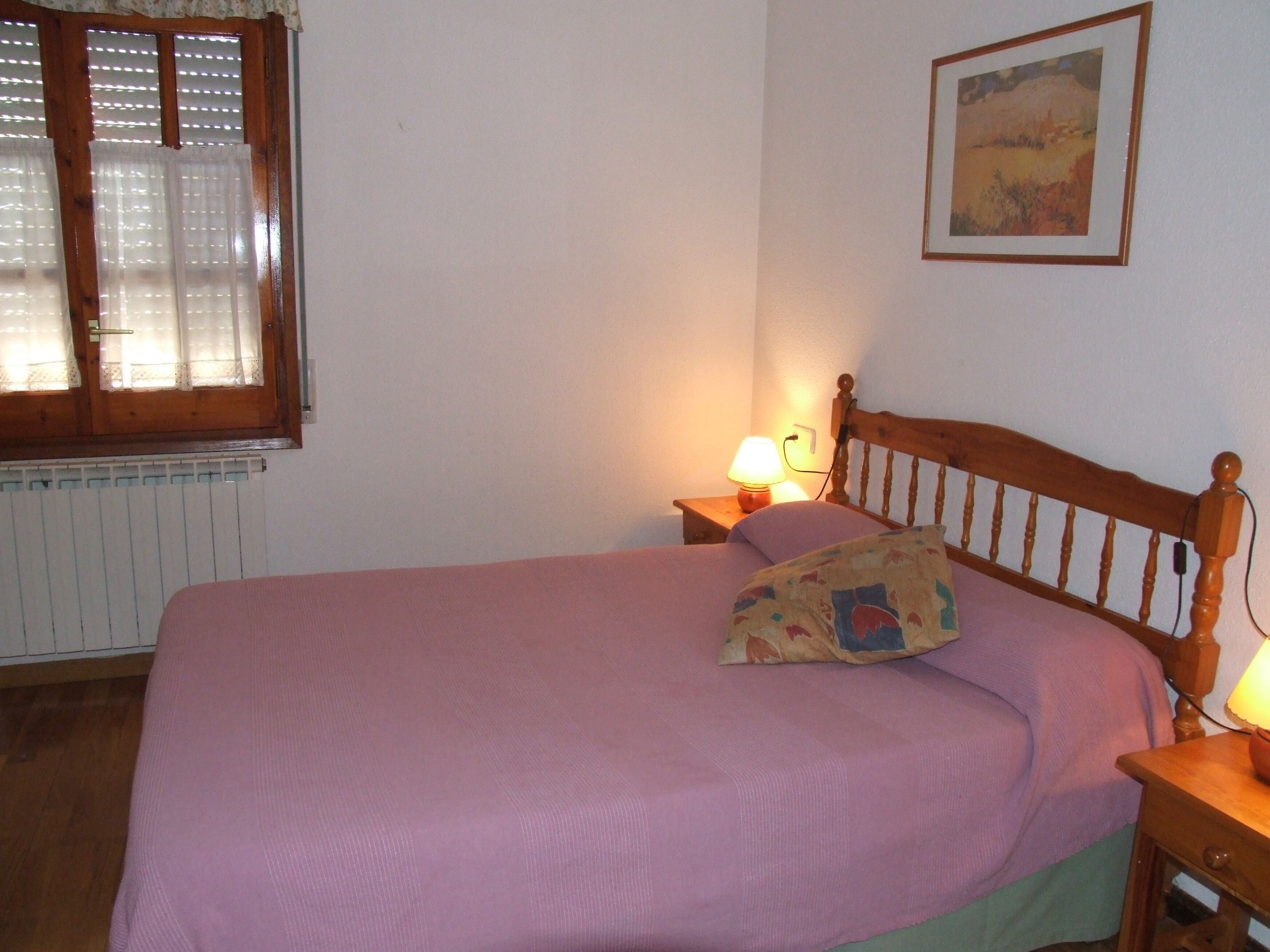 2 عدّة غرف نوم ومكواة/لوح كي وأسرّة أطفال/رضّع وأسرّة قابلة للطي