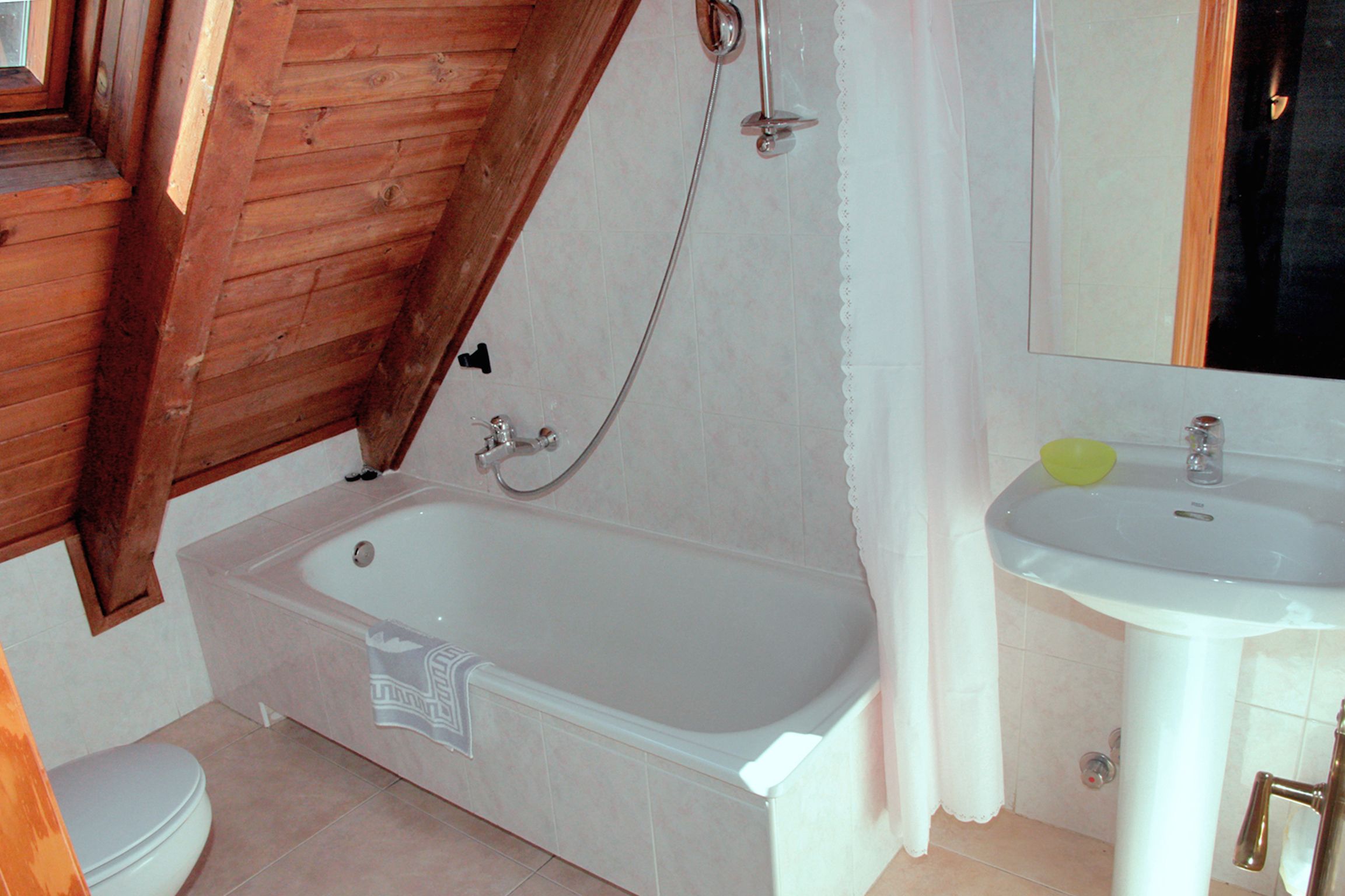 Apartment, 2 Bedrooms | Bathroom | Hair dryer, bidet, towels