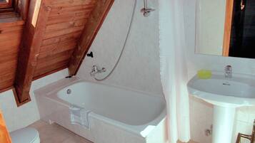 Apartment, 2 Bedrooms | Bathroom | Hair dryer, bidet, towels
