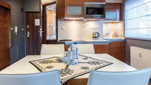 Apartemen (Skocznia 1 ground floor) | Dapur kecil pribadi | Lemari es, kompor, mesin pencuci piring, dan ketel listrik