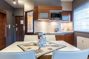 Apartment (Skocznia 1 ground floor) | Private kitchenette | Fridge, stovetop, dishwasher, electric kettle - Tatrytop Apartamenty Pod Skocznia (Zakopane)