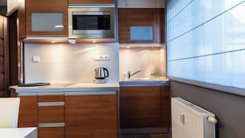 Apartment (Skocznia 1 ground floor) | Dapur kecil peribadi | Peti sejuk, dapur, mesin basuh pinggan mangkuk, cerek elektrik