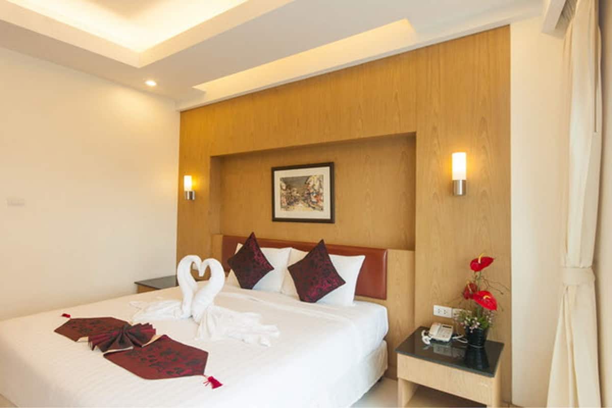 Superior Room | Peti besi dalam bilik, langsir/tirai gelap terus