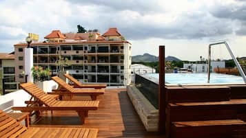 Hồ bơi ngoài trời, ghế dài tắm nắng