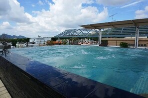 Piscine extérieure, chaises longues
