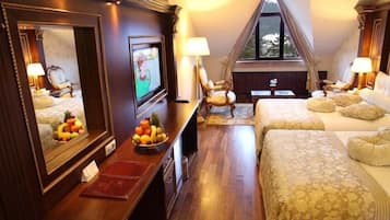 Minibar, caja de seguridad en la habitación, wifi gratis y ropa de cama