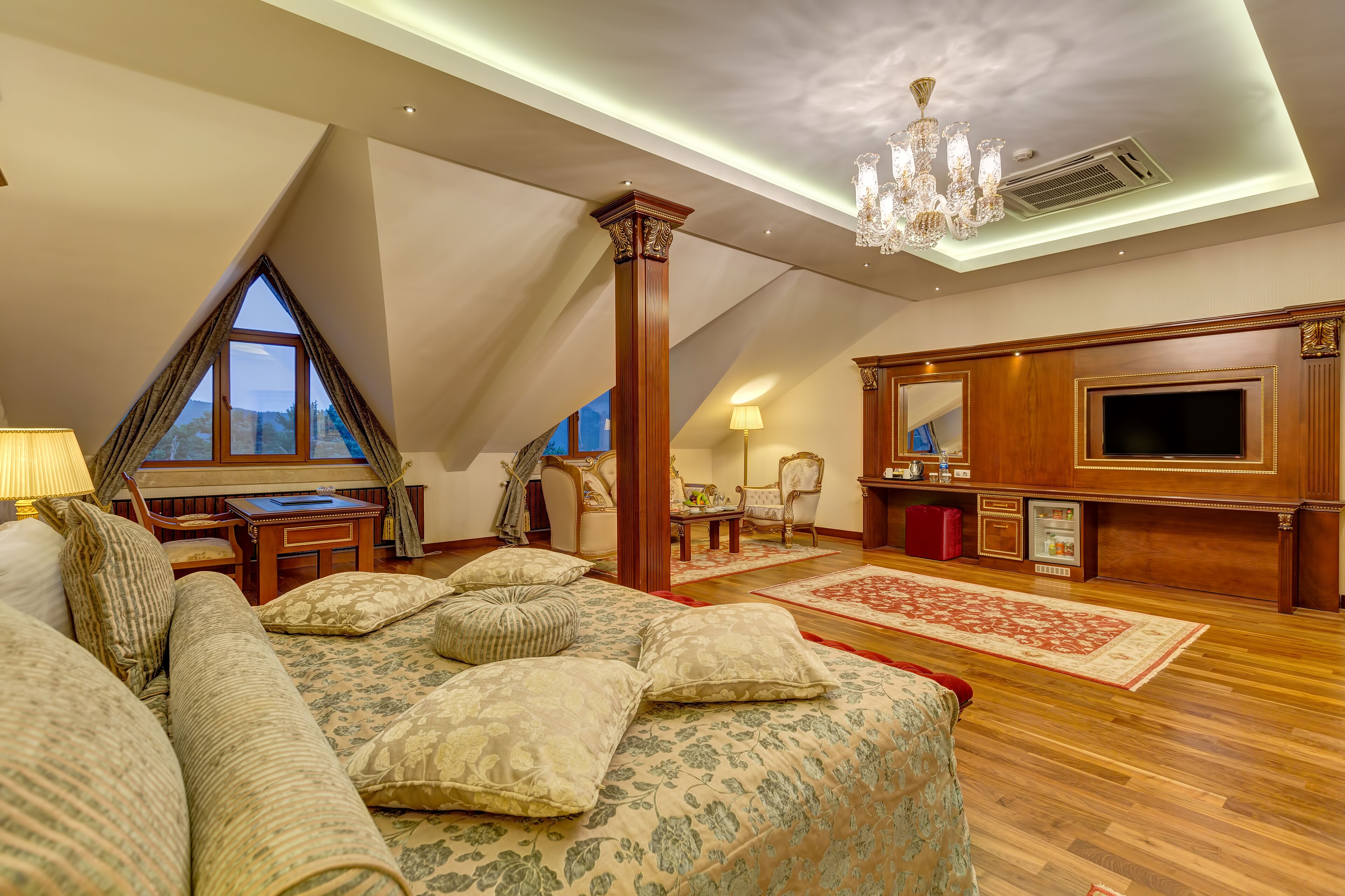 king room | 1 bedroom, minibar, in-room safe, free wifi