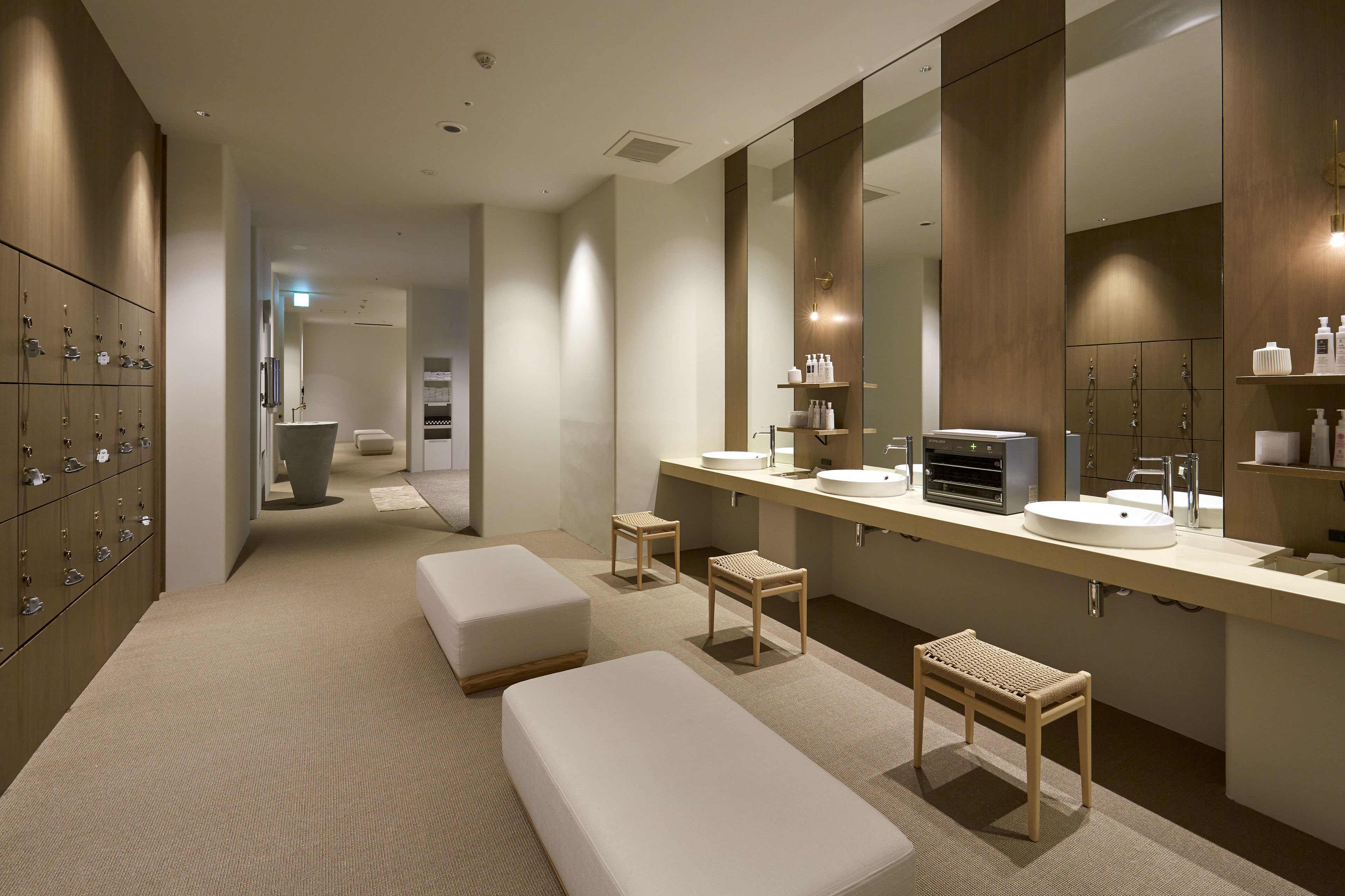 Een moderne badkamer met een grote spiegel, twee wastafels en een inloopdouche.