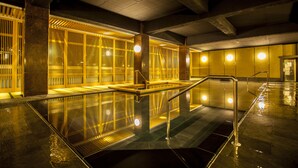 Uma área de piscina interior moderna, com barreira de vidro e grades de metal.