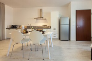 Apartamento, 1 habitación | Sala de estar | Una televisión de pantalla plana