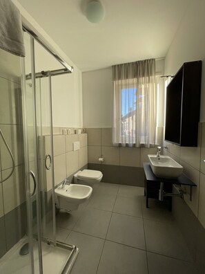 Standard Room | Bathroom | Free toiletries, hair dryer, towels