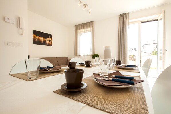 Kyl i allmänt utrymme, mikro i allmänt utrymme och kaffe- och tebryggare