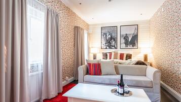 Standaard kamer | Luxe beddengoed, pillowtop-bedden, een minibar, een kluis op de kamer