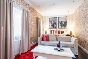 Ropa de cama de alta calidad, colchones con pillow-top y minibar 