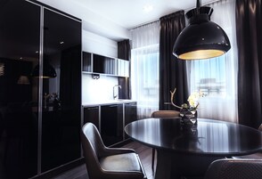 Ropa de cama de alta calidad, colchones con pillow-top y minibar 