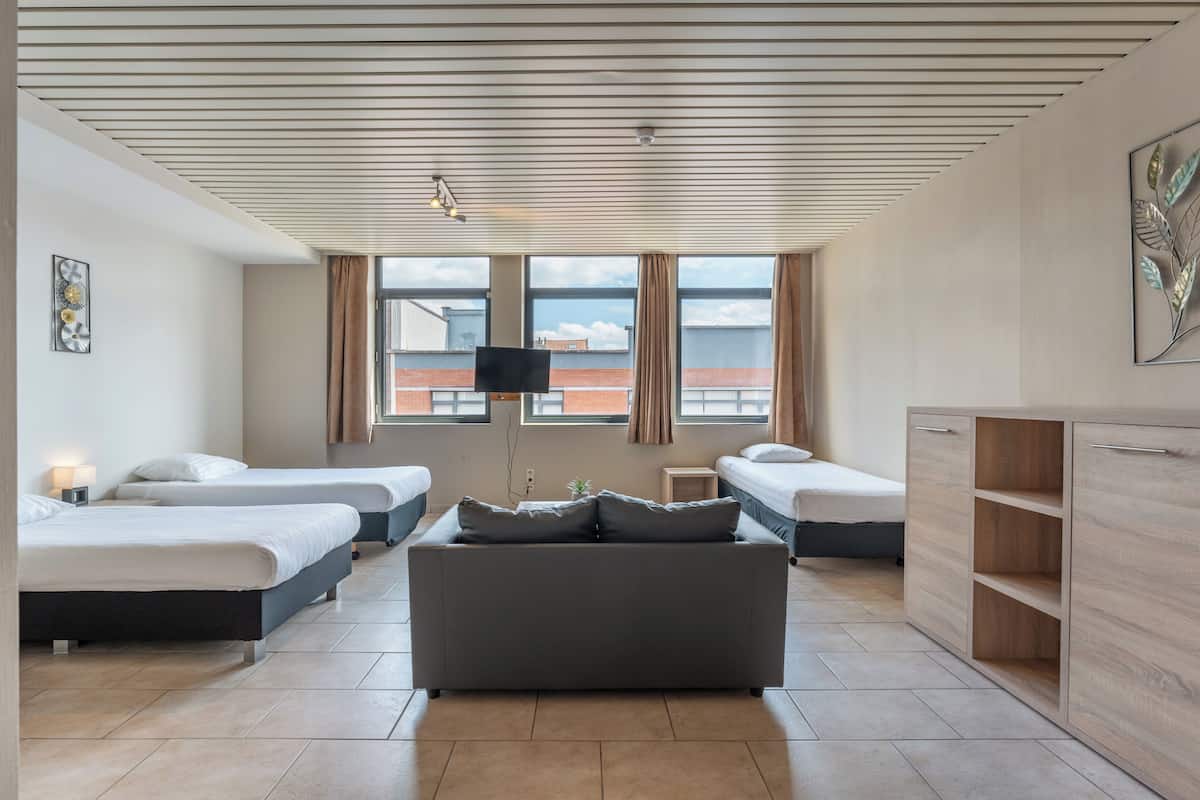 Studio, 3 eenpersoonsbedden | 1 slaapkamer, een bureau, verduisterende gordijnen