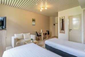 Executive Apartment Twin with daily cleaning | Zona de estar | Una televisión