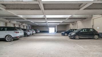 Un parking où de nombreuses voitures sont garées en rangées.