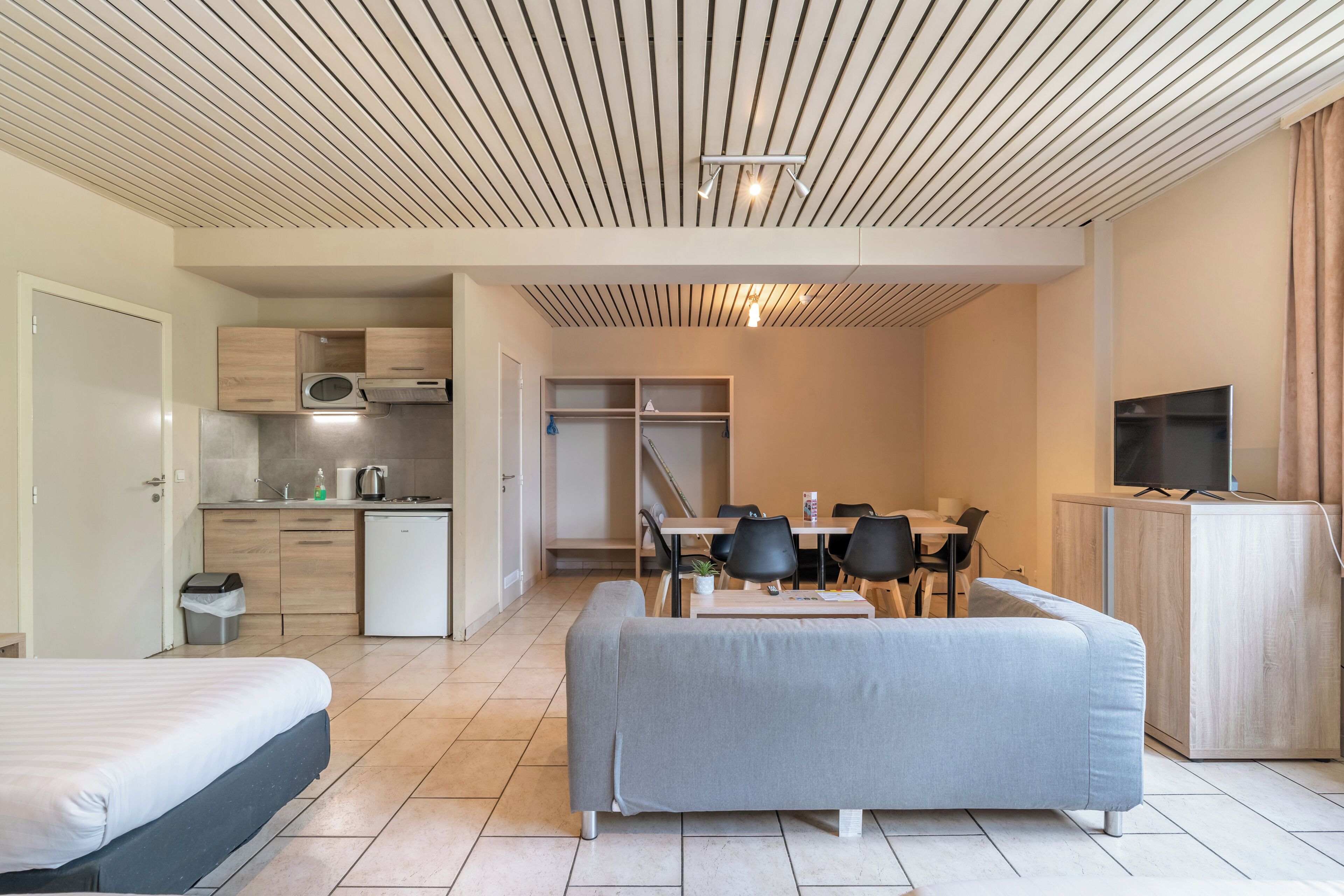 家庭房 (6 People) | 办公桌、遮光窗帘、熨斗/熨衣板、婴儿床