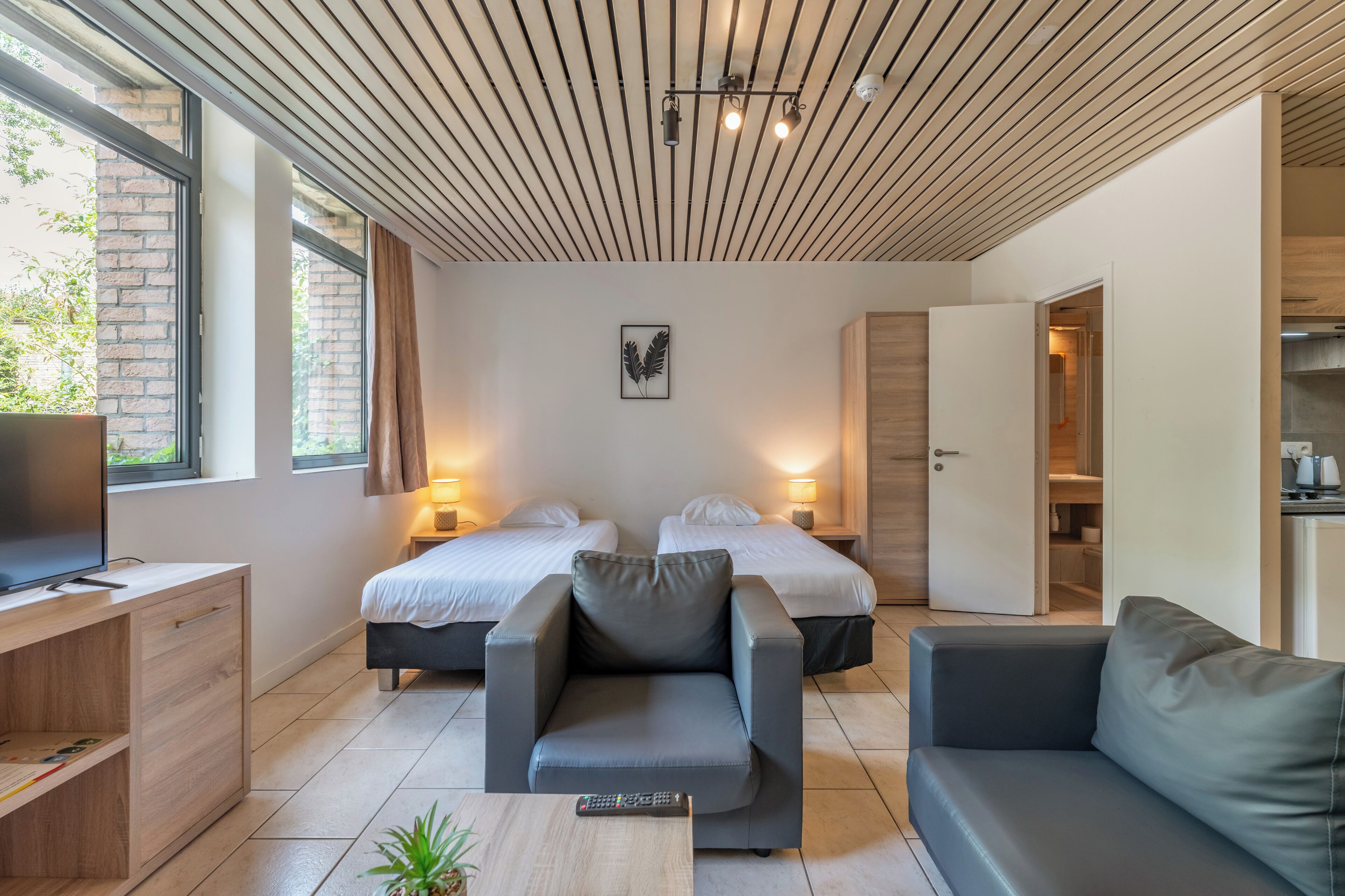 开间 | 办公桌、遮光窗帘、熨斗/熨衣板、婴儿床