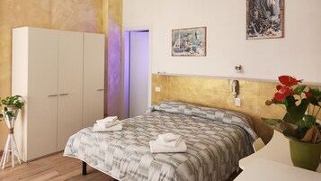 Quadruple Room | Desk, cribs/infant beds, free WiFi, bed sheets