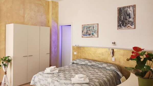 Desk, cribs/infant beds, free WiFi, bed sheets - Hotel Il Ponte (Cecina)