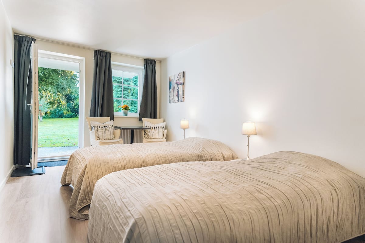 Comfort Double or Twin Room, Garden View | Ruang kerja komputer riba, langsir/tirai gelap terus