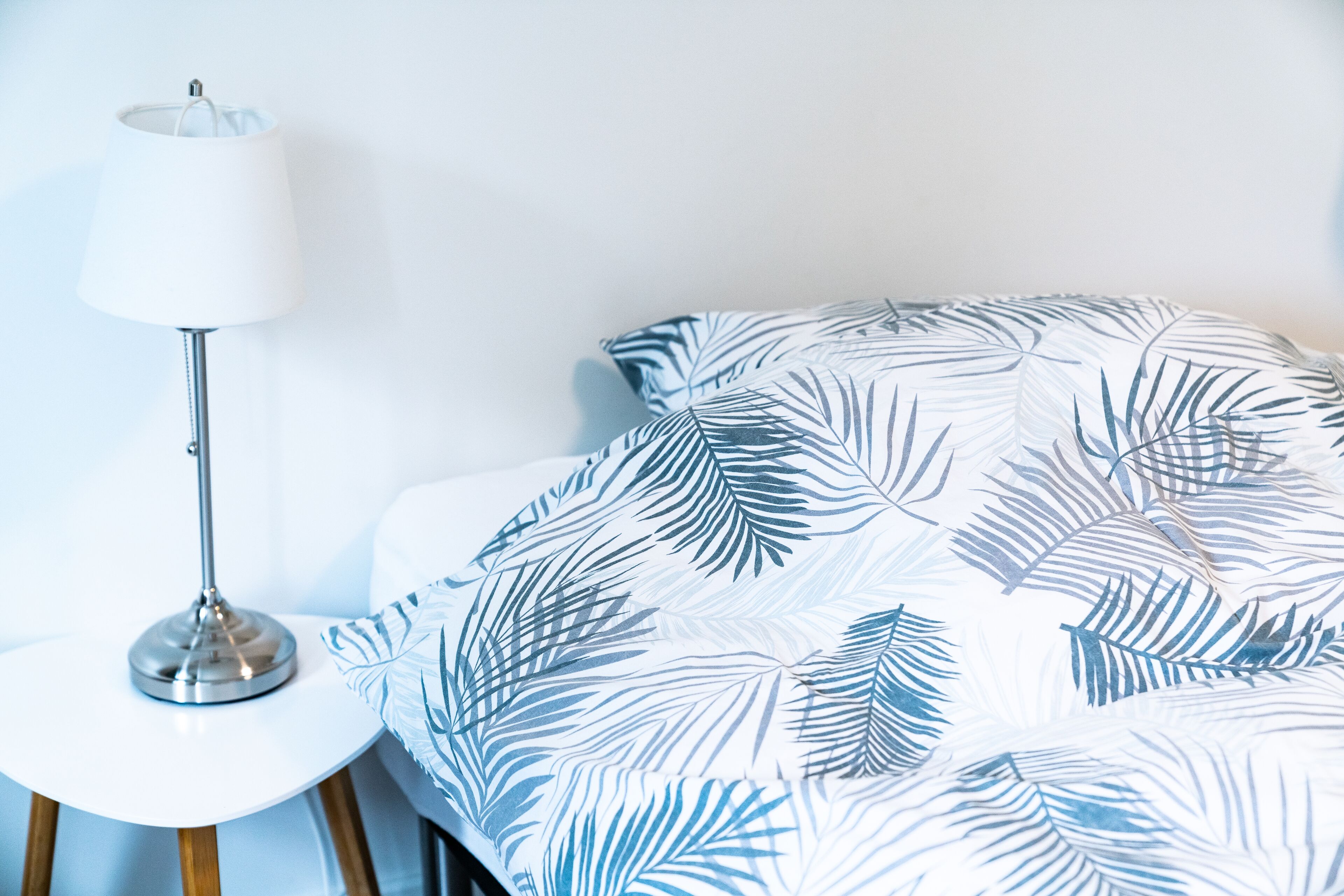 Comfort dubbelrum eller tvåbäddsrum - utsikt mot trädgården | Arbetsyta för laptop, mörkläggningsgardiner och extrasängar