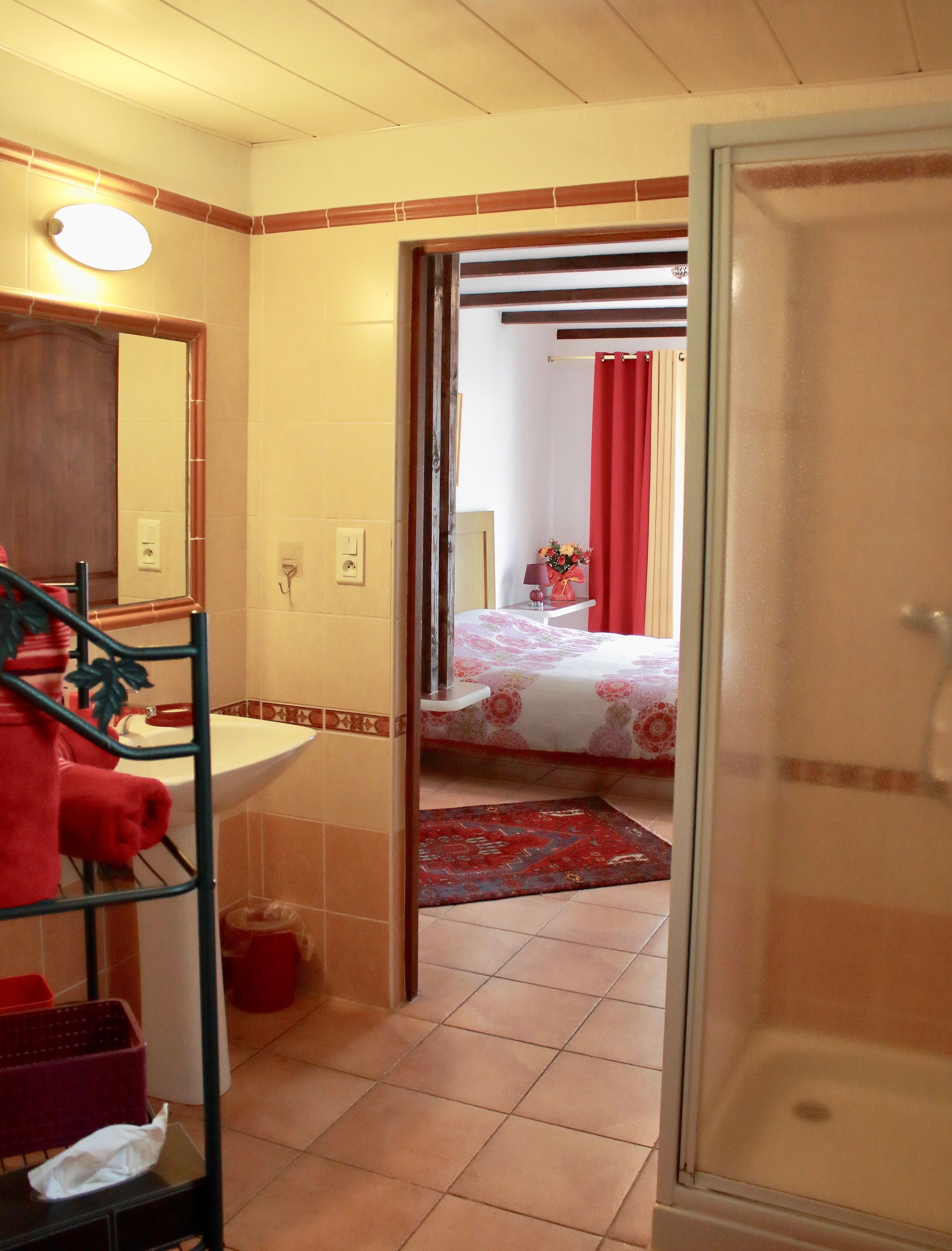 Un bagno con lavandino, specchio e zona doccia.