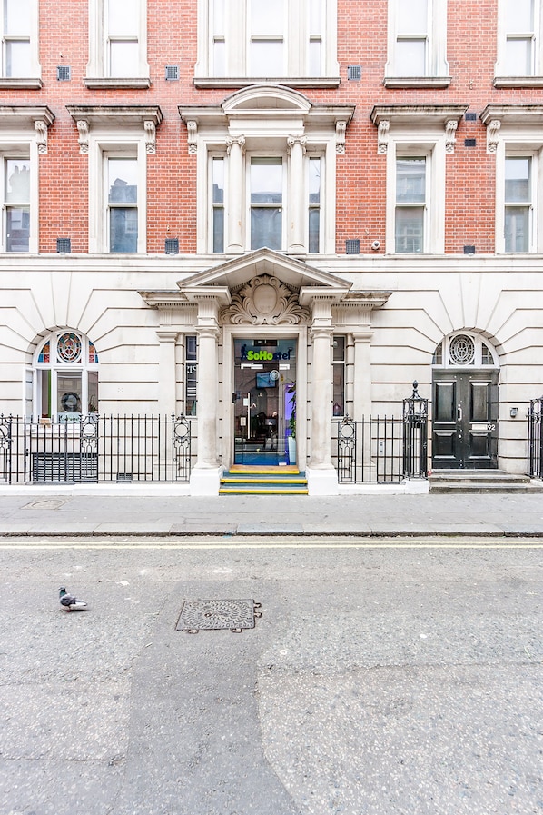 Entrada al alojamiento